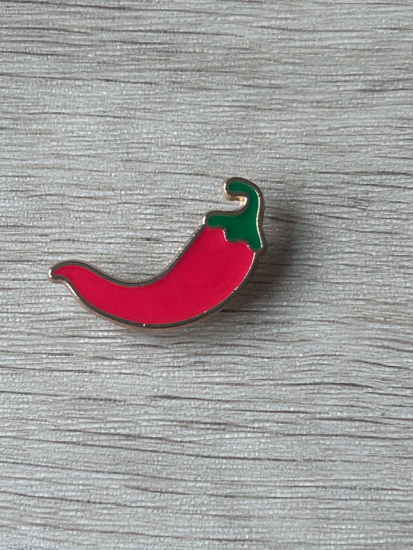 Pin émail piment rouge kawaii, tige verte, vue de face