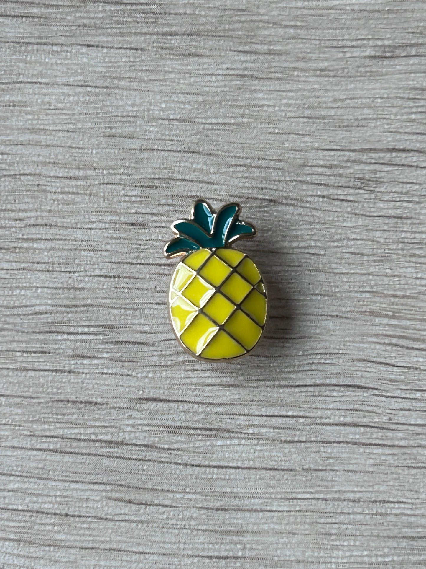 Broche ananas jaune à carreaux et feuilles vertes, vue de face