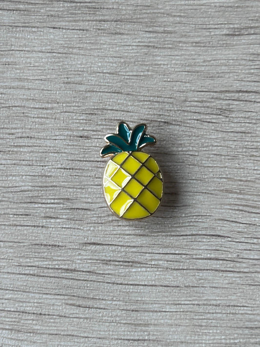 Broche ananas jaune à carreaux et feuilles vertes, vue de face