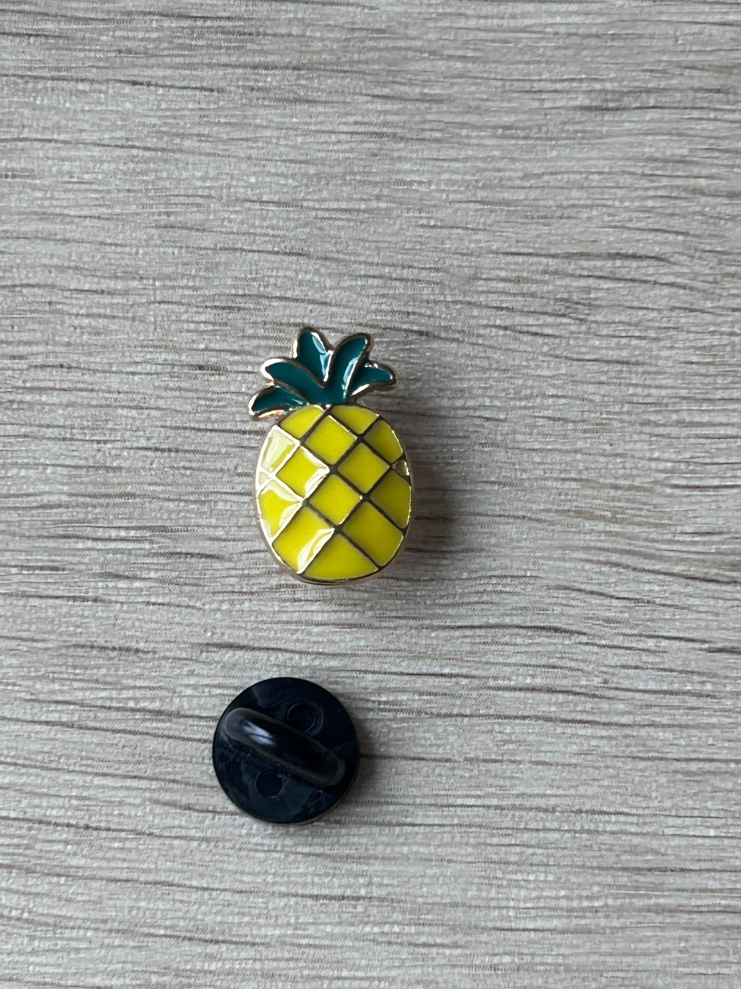 Broche en forme d’ananas jaune à carreaux vert, avec épingle et attache noire