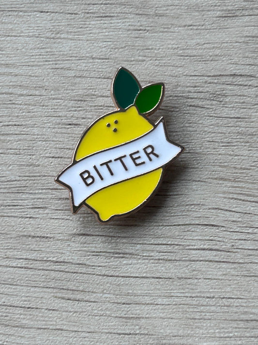 Épingle citron jaune avec feuilles vertes et ruban « BITTER »