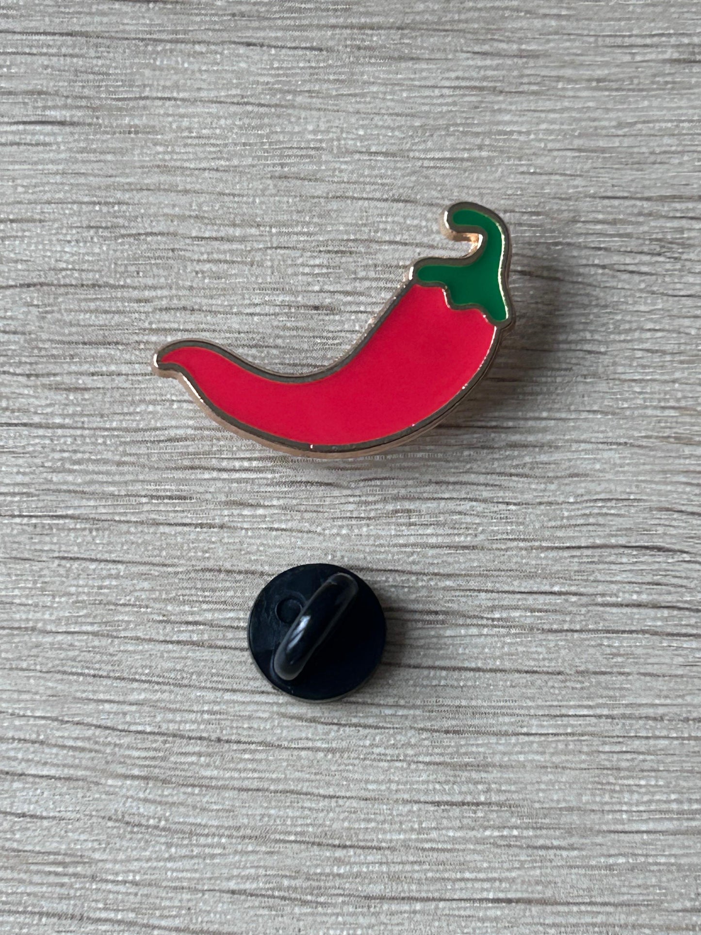 Pin émail piment rouge kawaii, tige verte, fermoir noir