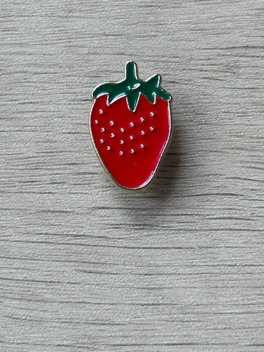 Pin fraise émaillée rouge avec feuillage vert et motifs blancs