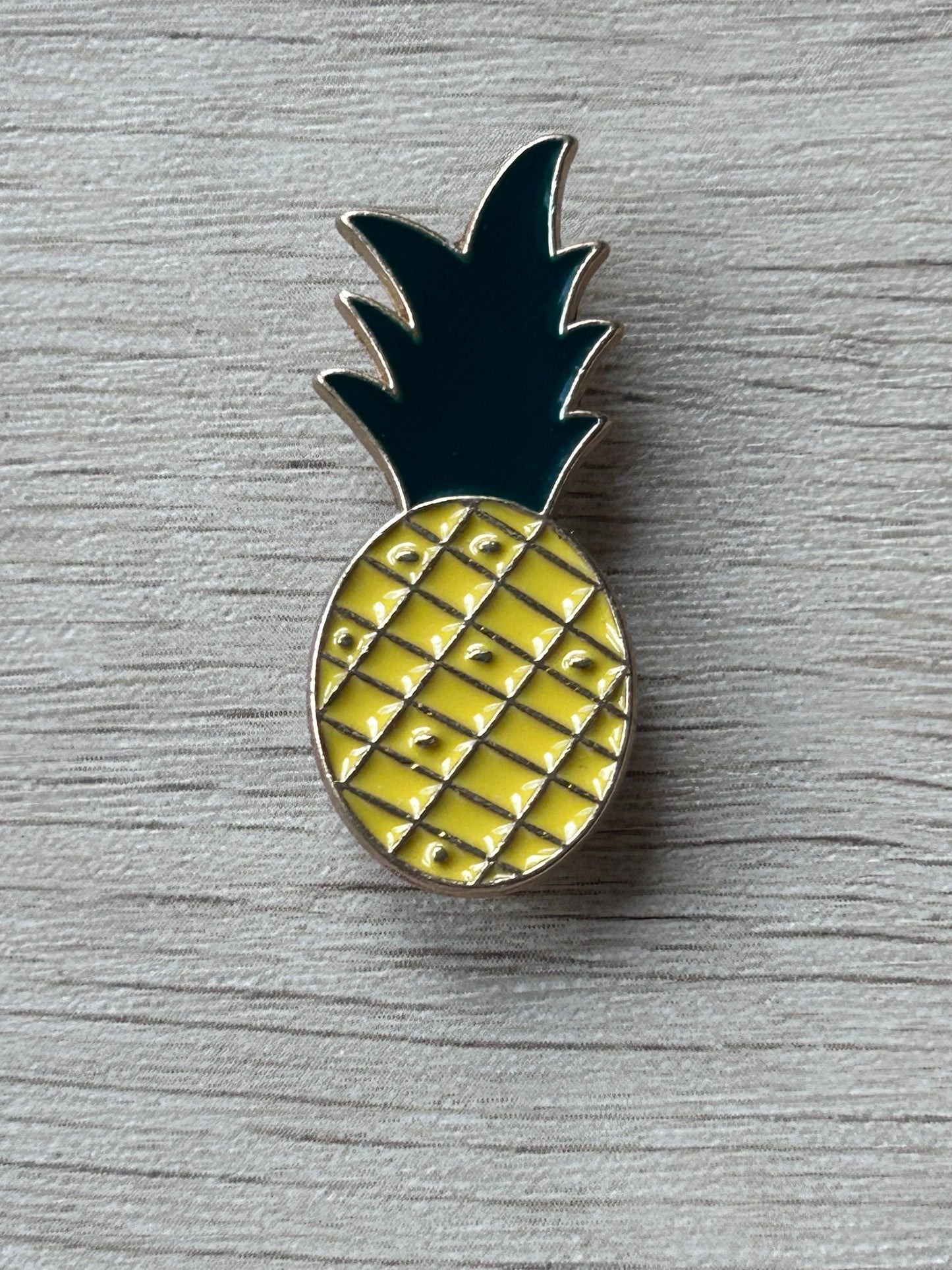 Épingle ananas jaune à carreaux, feuilles vert foncé