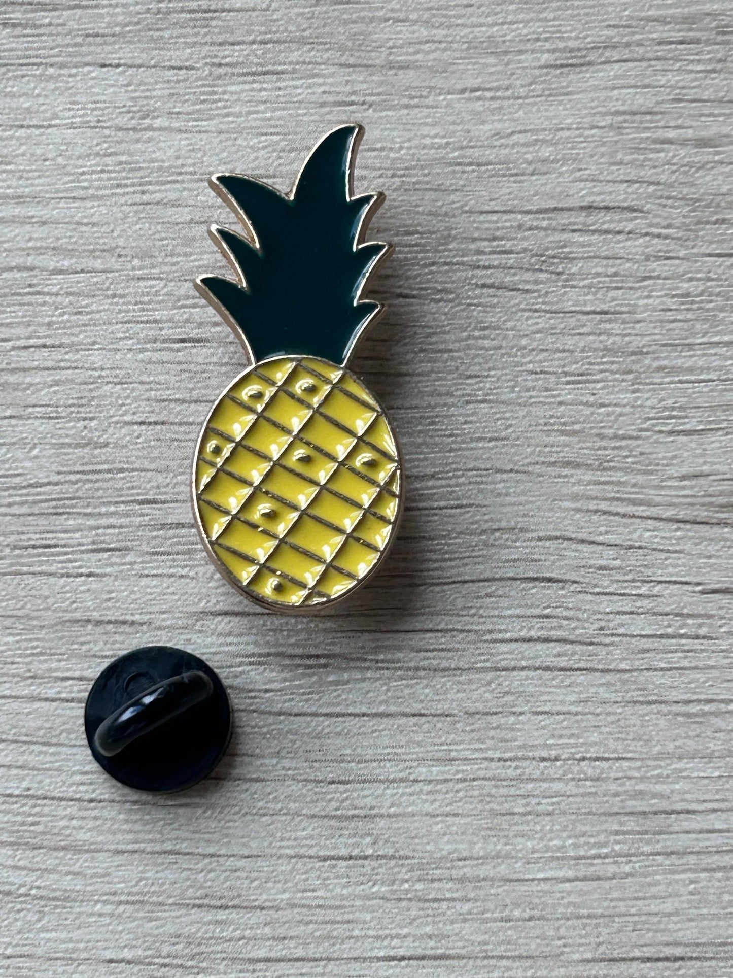 Épingle ananas jaune à carreaux et dos noir arrondi