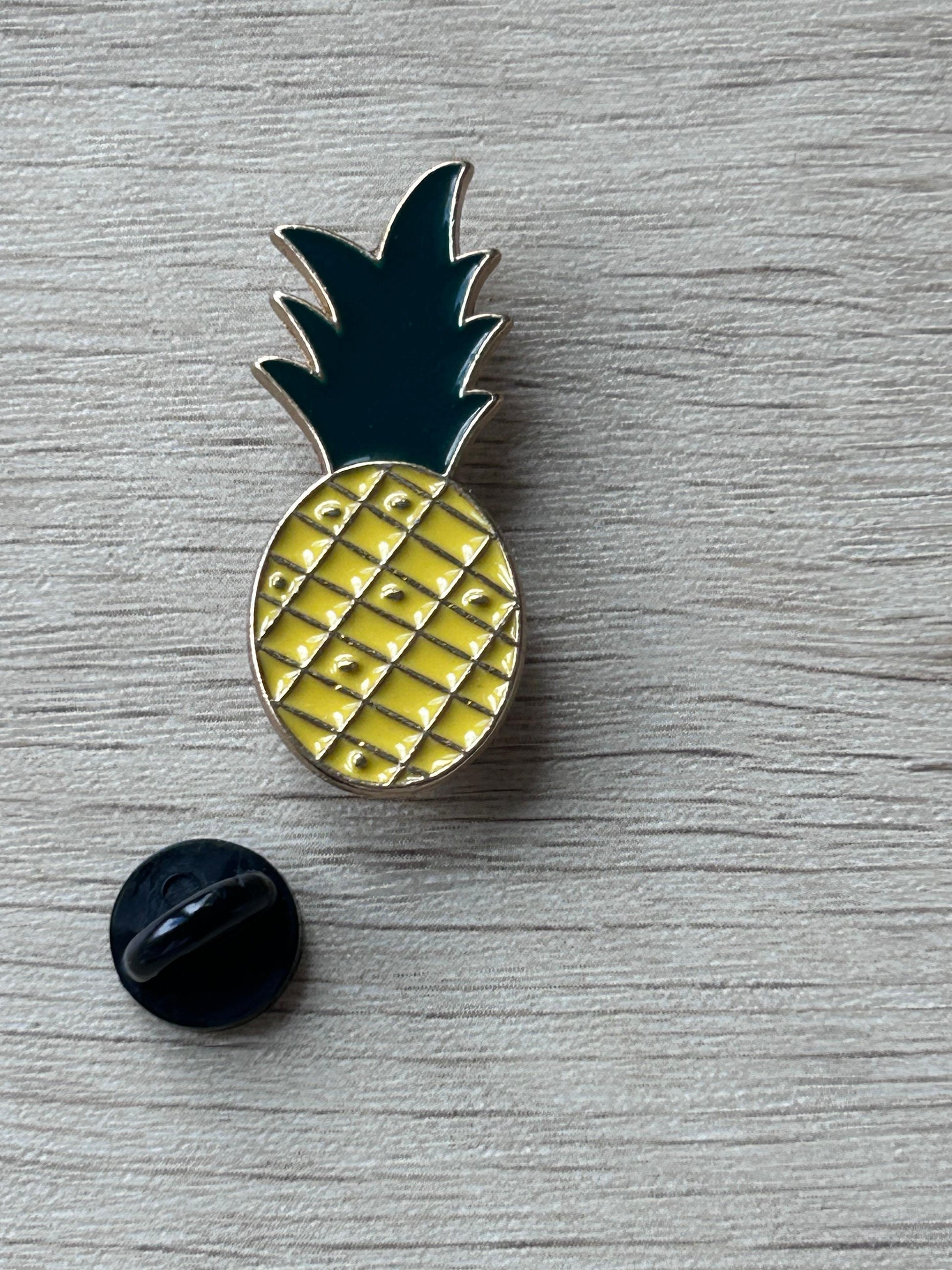 Épingle ananas jaune à carreaux et dos noir arrondi