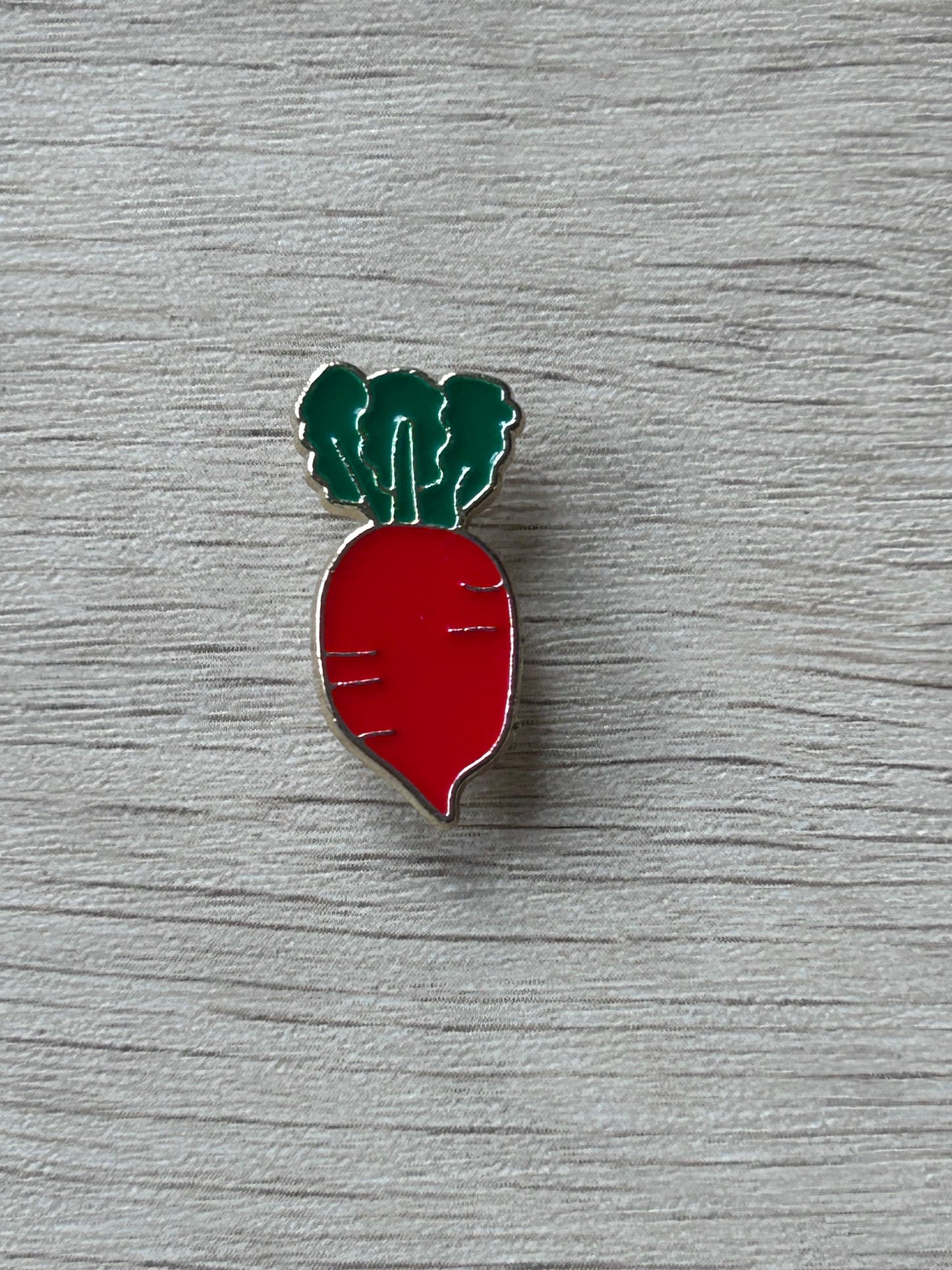 Broche en émail radis rouge, tige verte