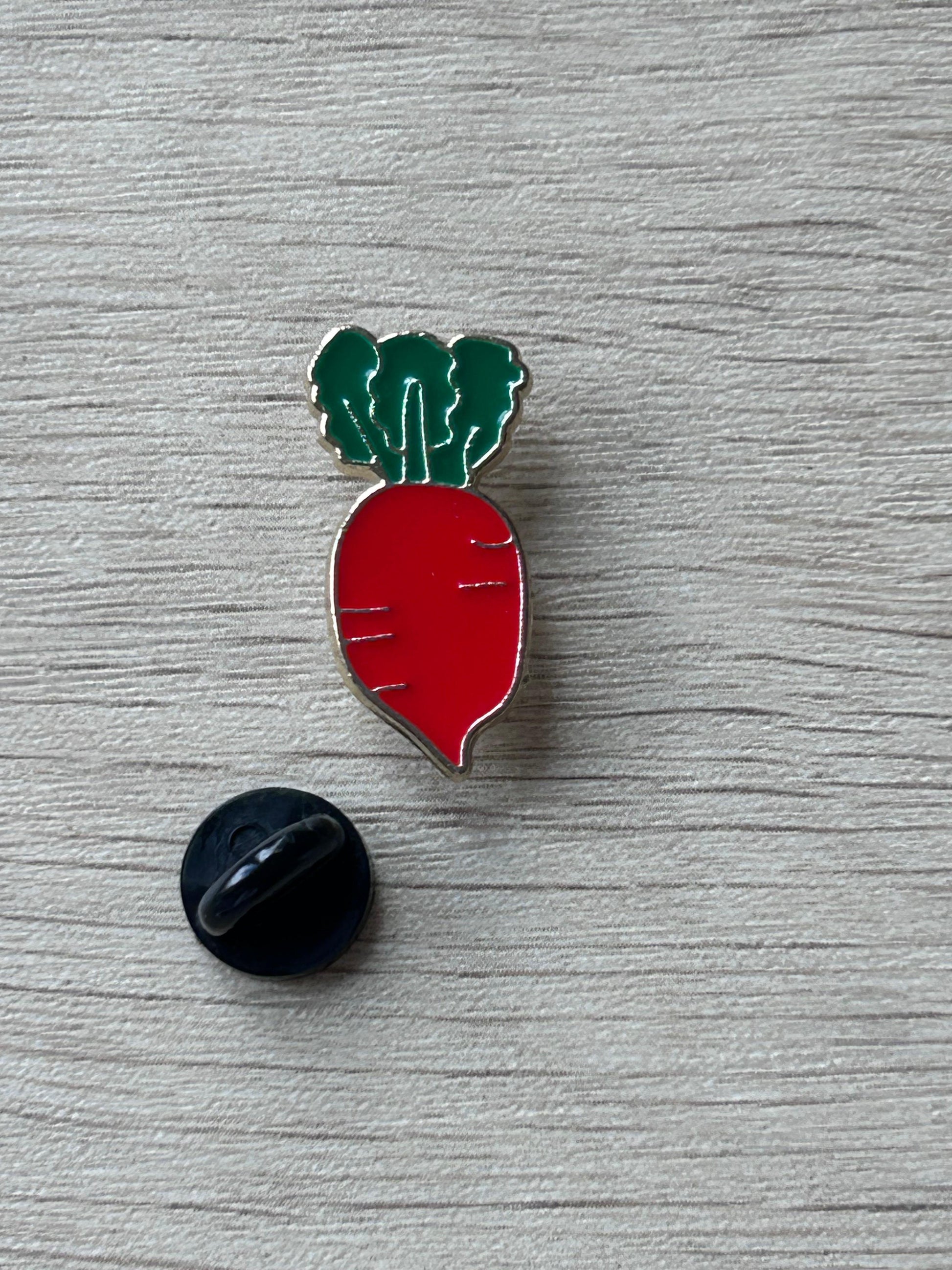 Pin's émaillé en forme de radis rouge, tige verte