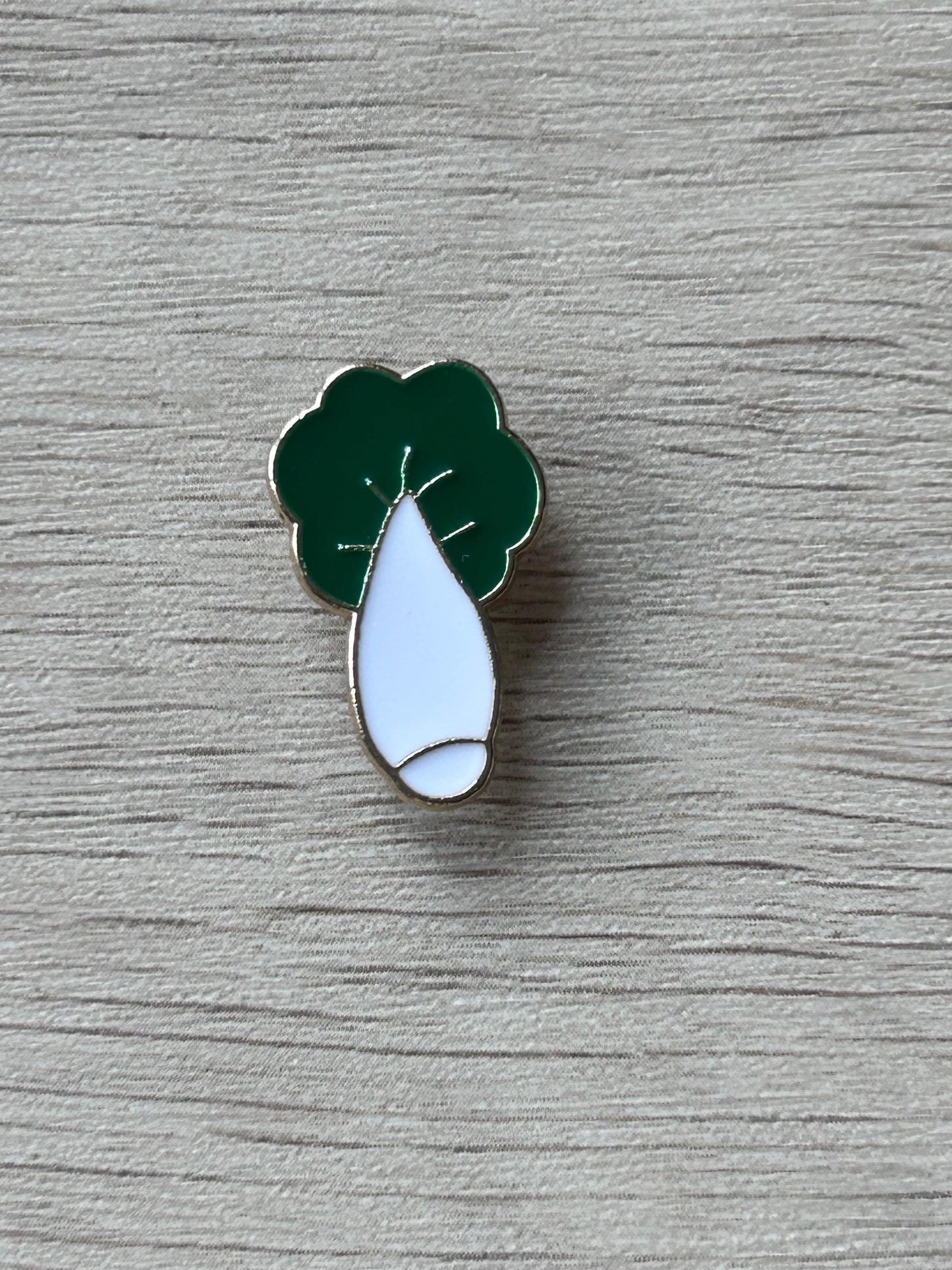 Épingle pakchoï émaillée : feuilles vertes et tige blanche.