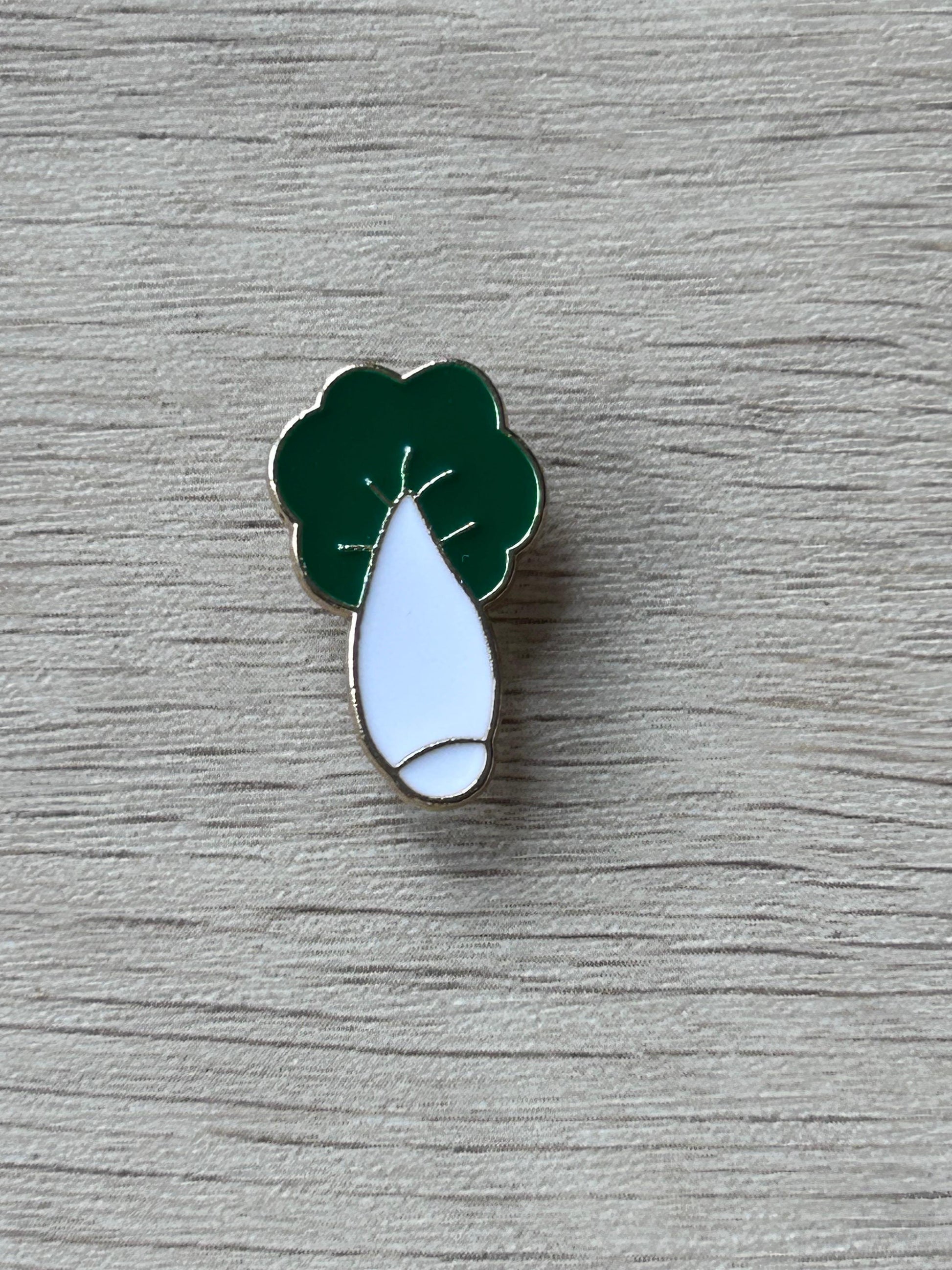 Épingle pakchoï émaillée : feuilles vertes et tige blanche.