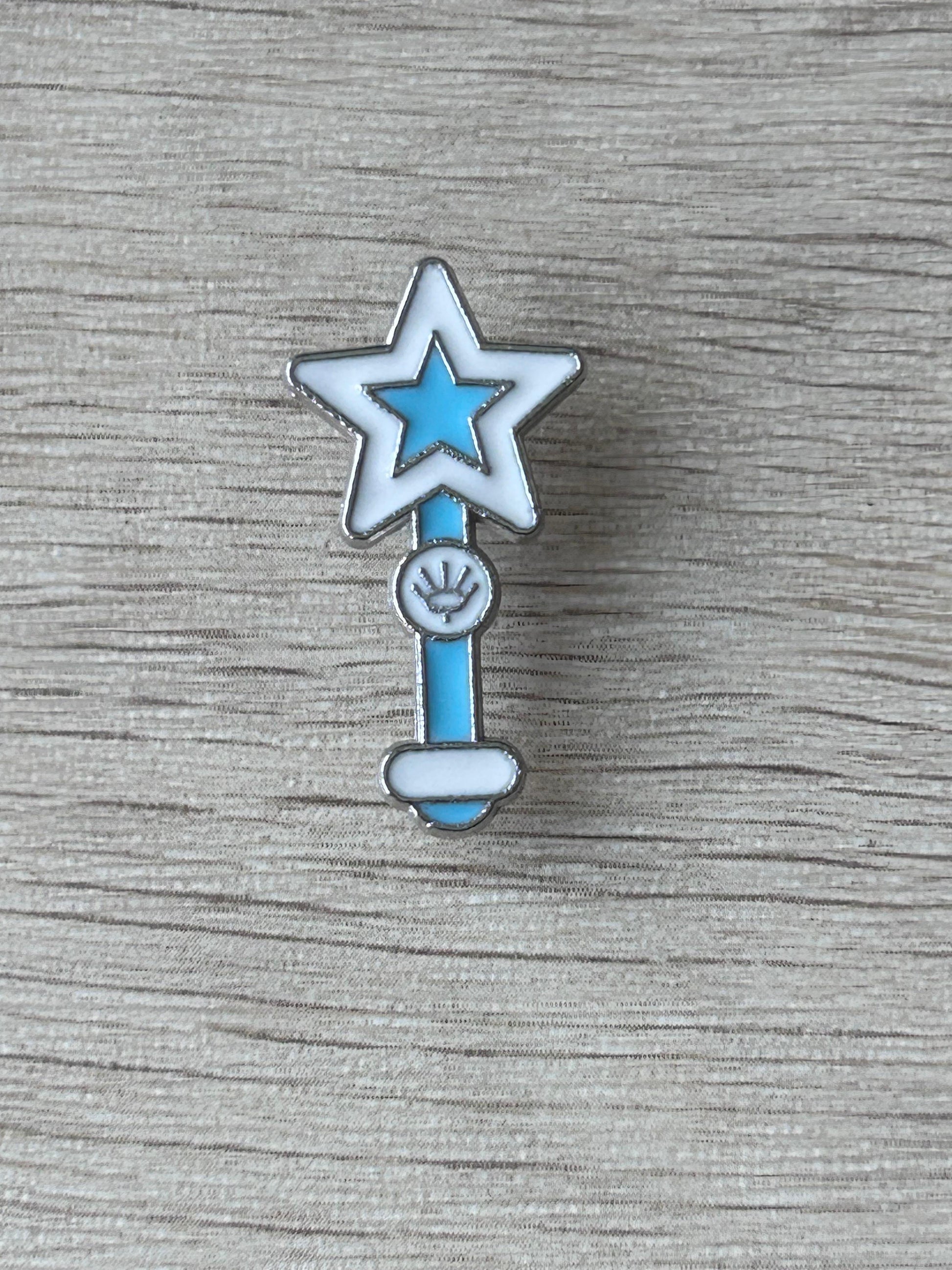 Broche baguette magique étoilée : étoile bleue et baguette bleue en émail
