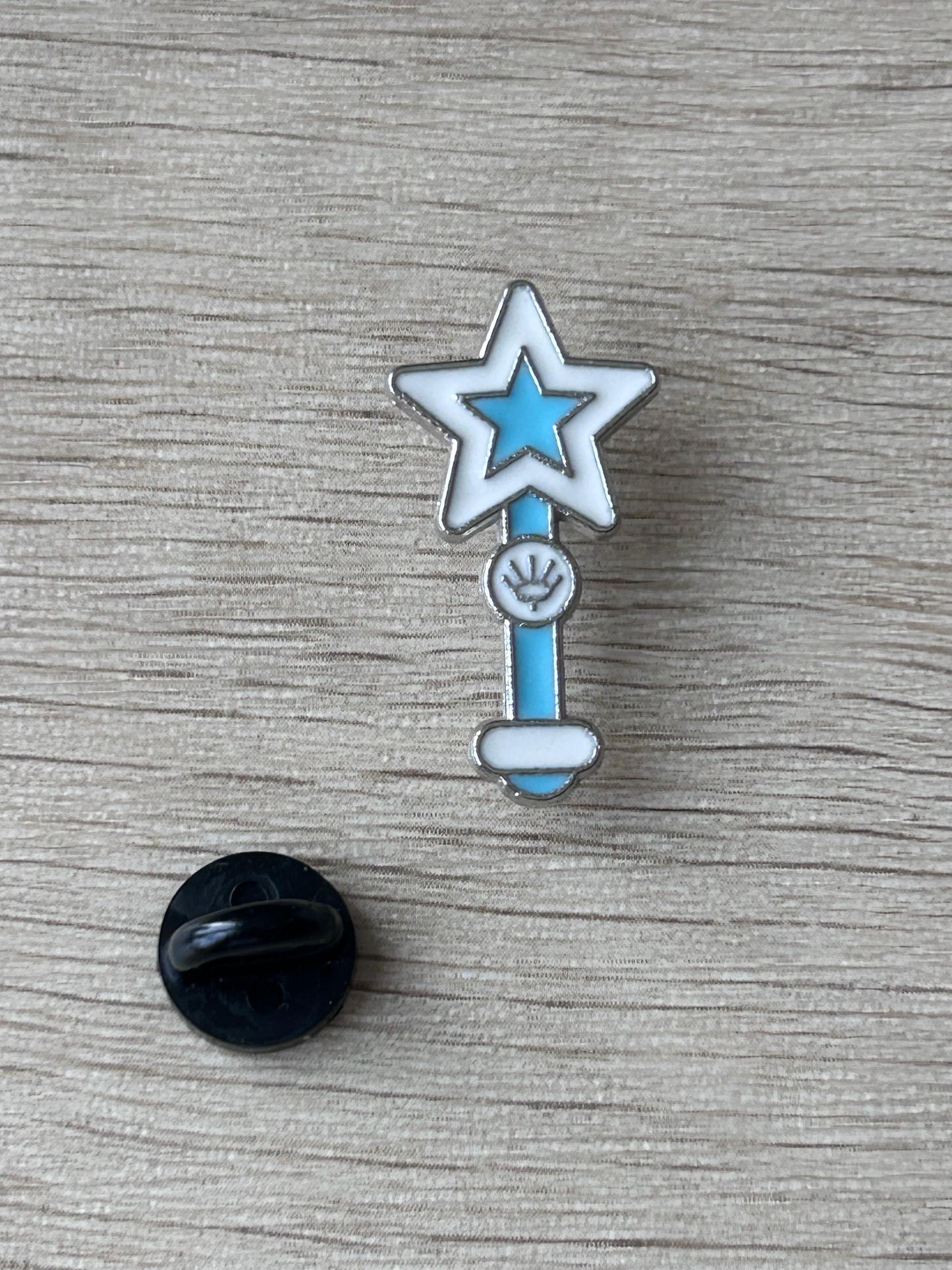 Broche baguette magique étoilée avec étoile bleue et baguette émaillée, vue rapprochée