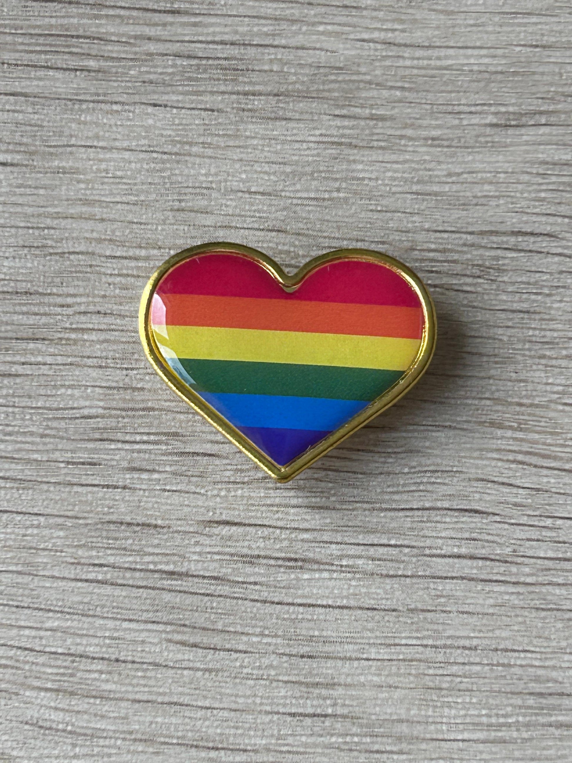 Pin en forme de cœur, émail arc-en-ciel, contour doré.