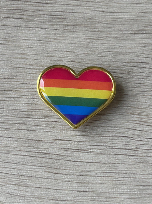 Pin en forme de cœur, émail arc-en-ciel, contour doré.