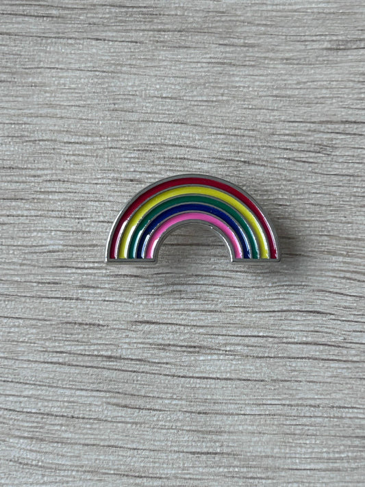 Épingle arc-en-ciel émaillée, forme d’arc avec rayures multicolores.