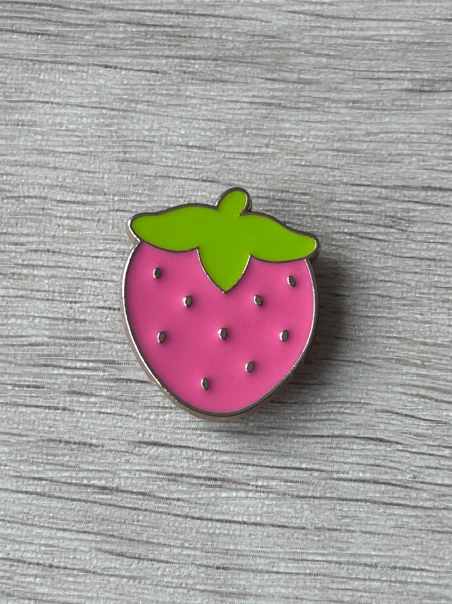 Broche fraise rose émaillée avec feuilles vertes et pastilles noires