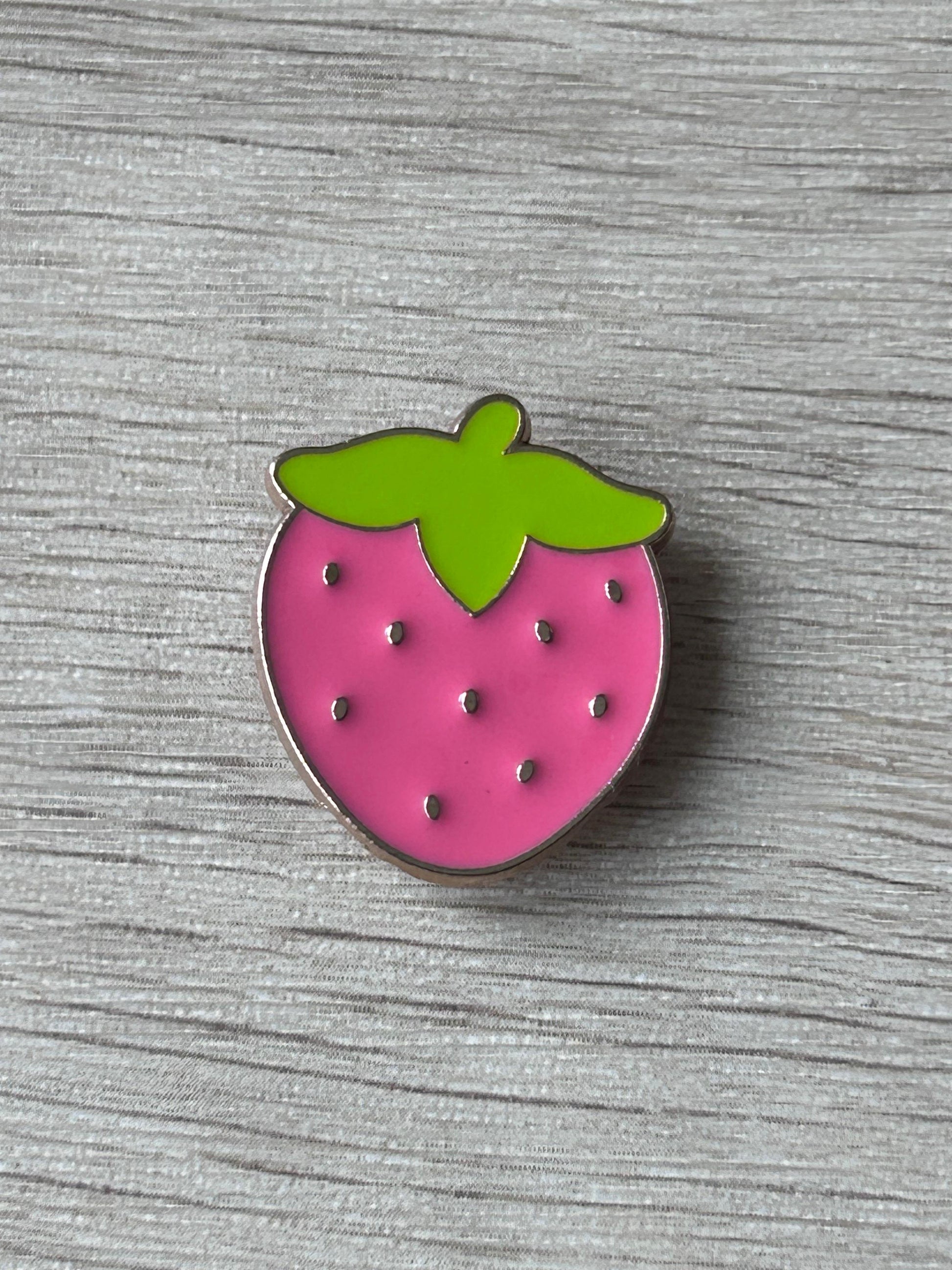 Broche fraise rose émaillée avec feuilles vertes et pastilles noires