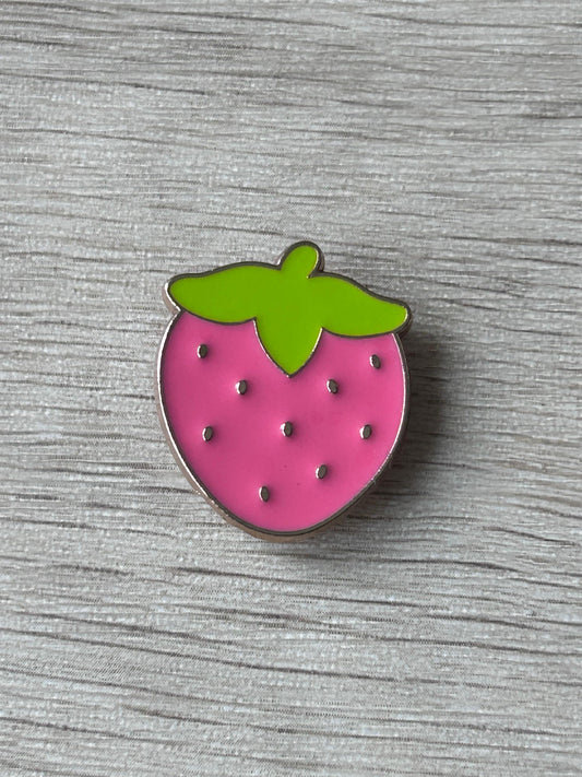 Broche fraise rose émaillée avec feuilles vertes et pastilles noires