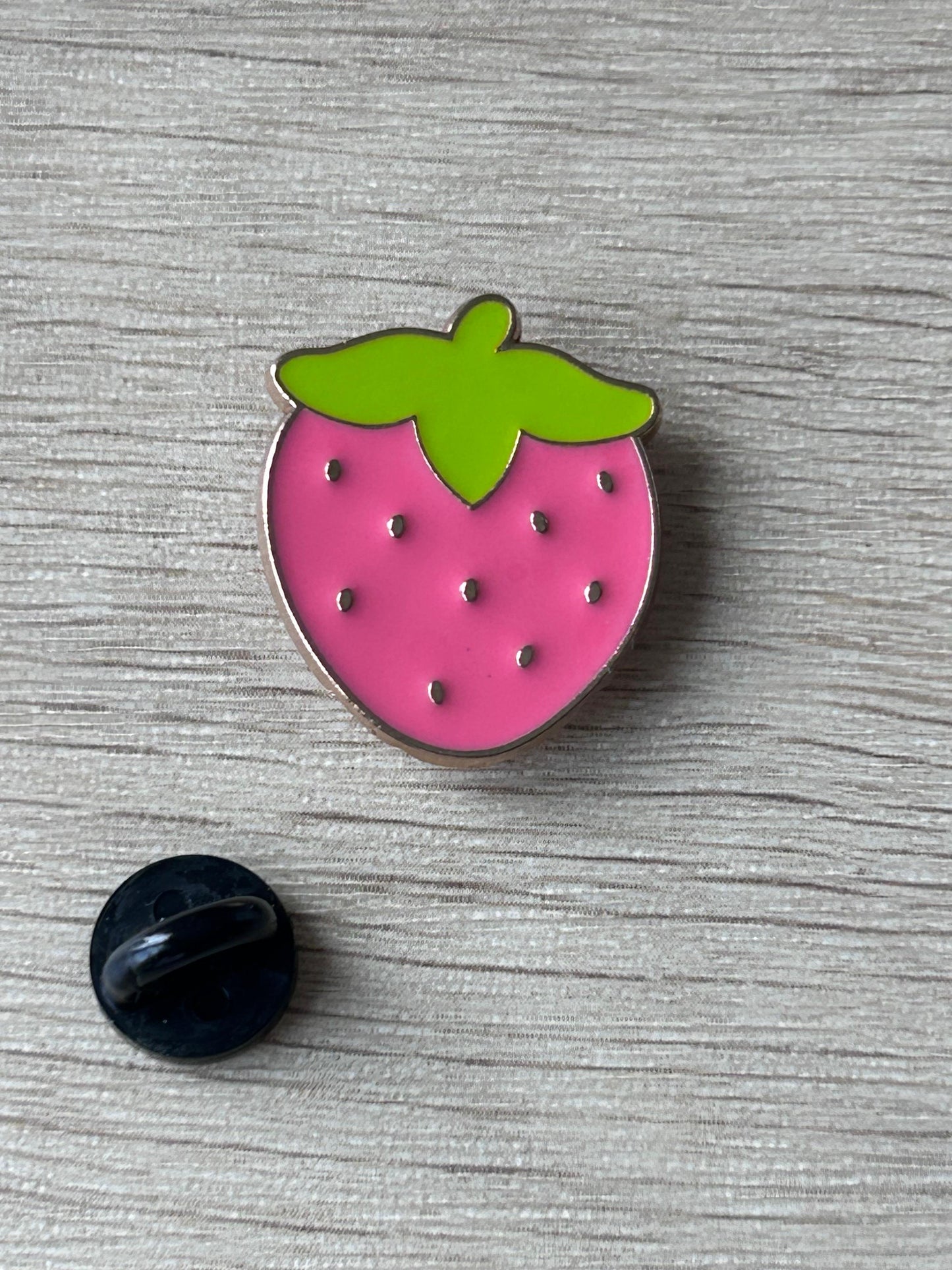 Broche fraise rose émaillée avec feuilles vertes et petits points