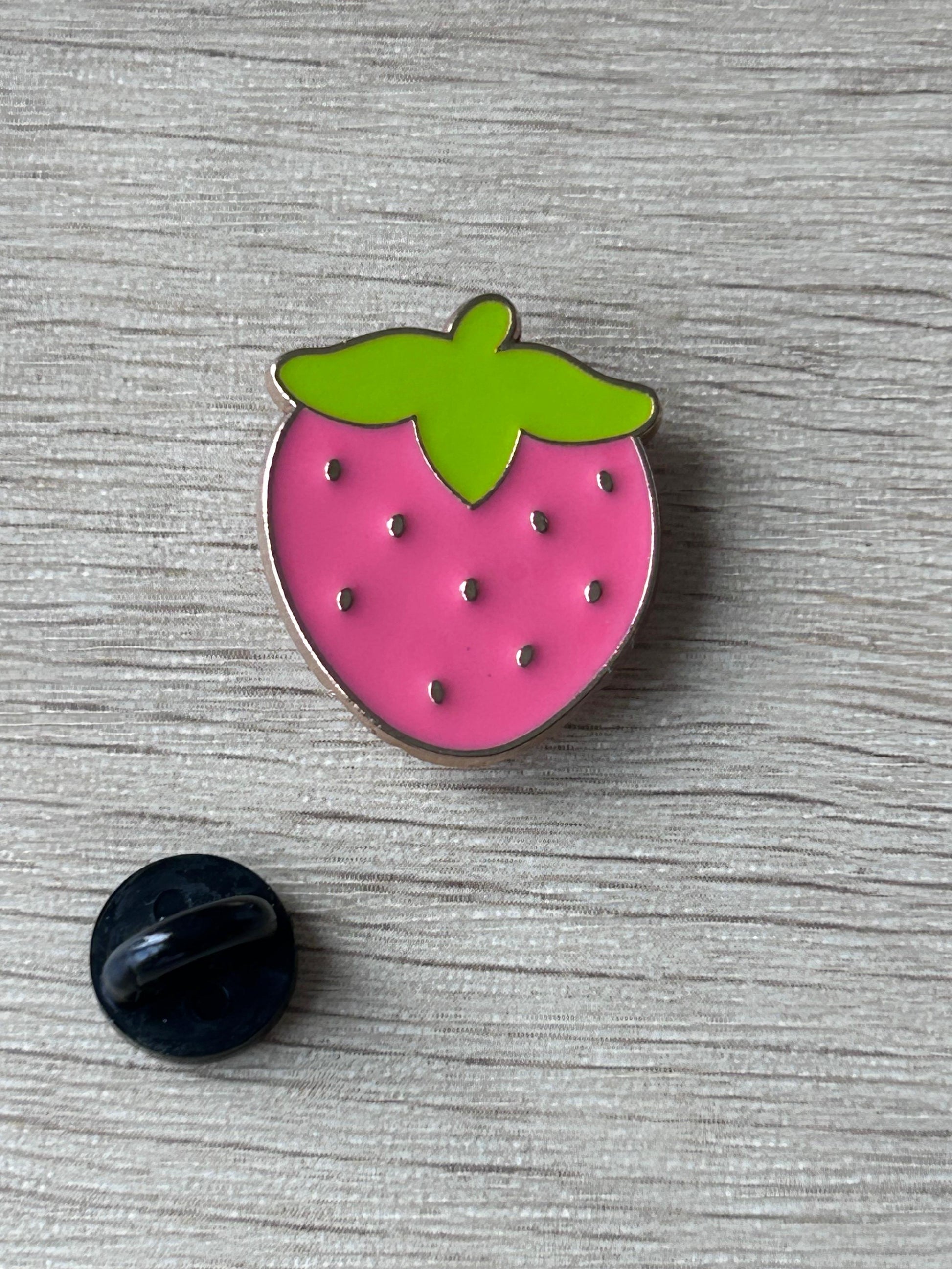 Broche fraise rose émaillée avec feuilles vertes et petits points
