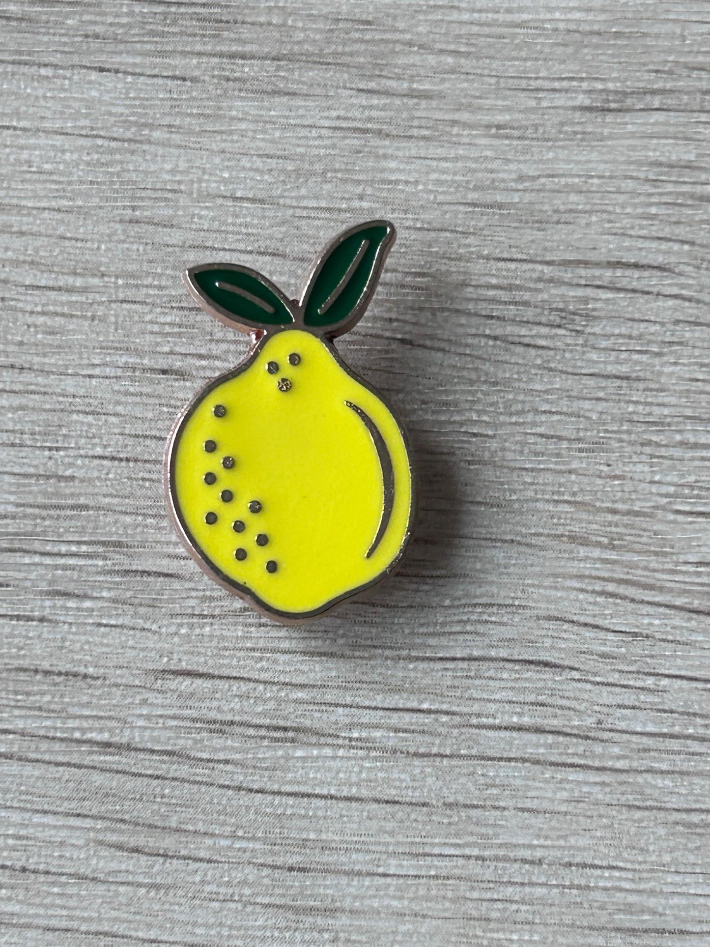 Broche citron jaune avec feuilles vertes, forme ronde