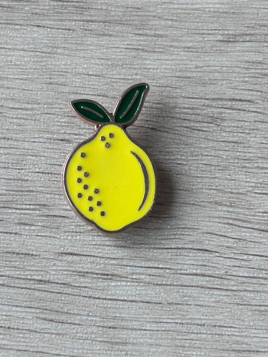 Broche citron jaune avec feuilles vertes, forme ronde