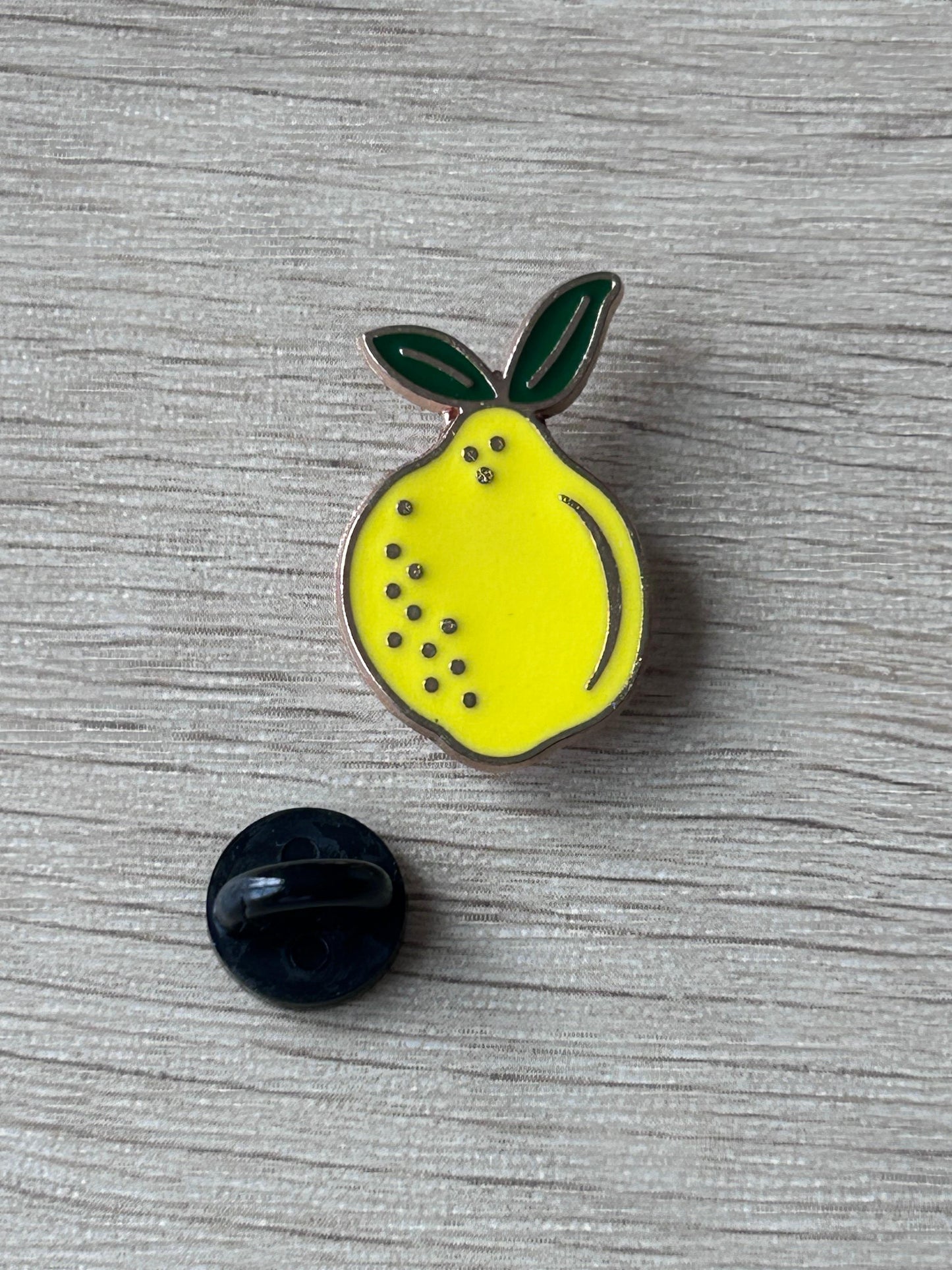 Broche citron jaune avec feuilles vertes, avec support rond noir