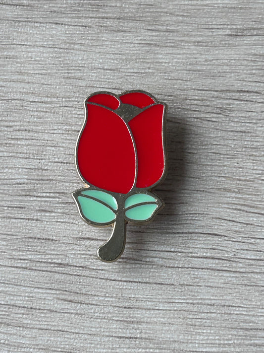 Broche tulipe rouge émaillée avec feuilles vert menthe, tige visible.