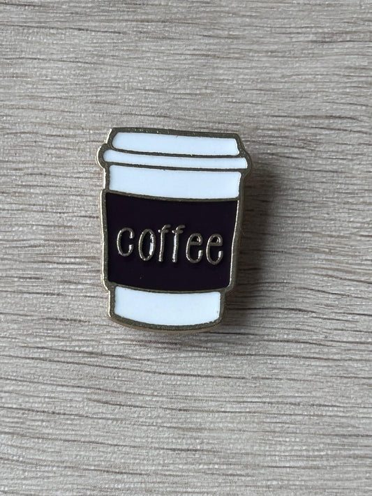 Épingle tasse à café to go émaillée blanc et noir, inscription « coffee »