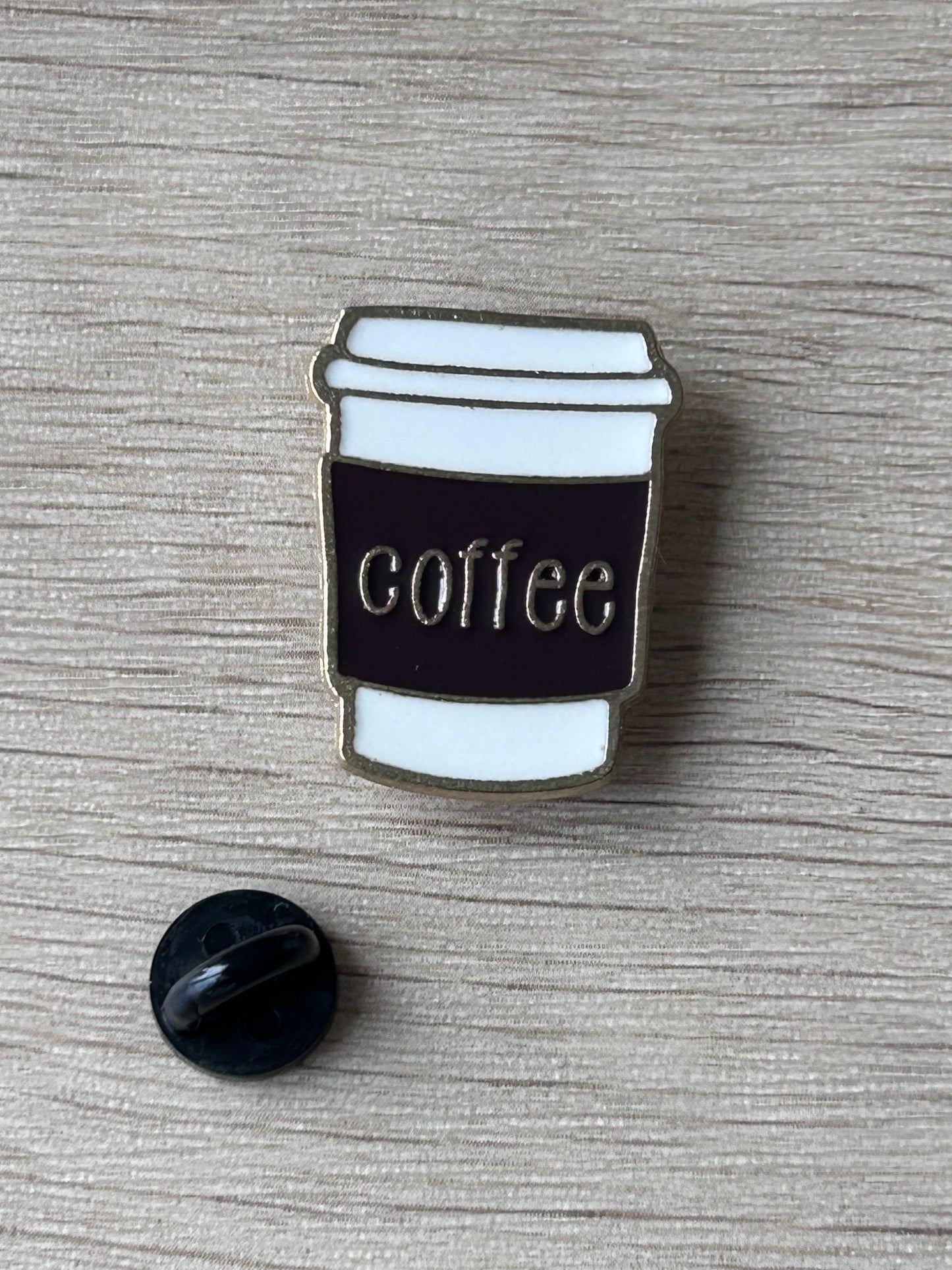 Épingle tasse à café to go émaillée blanc et noir, inscription « coffee », avec attache noire en plastique