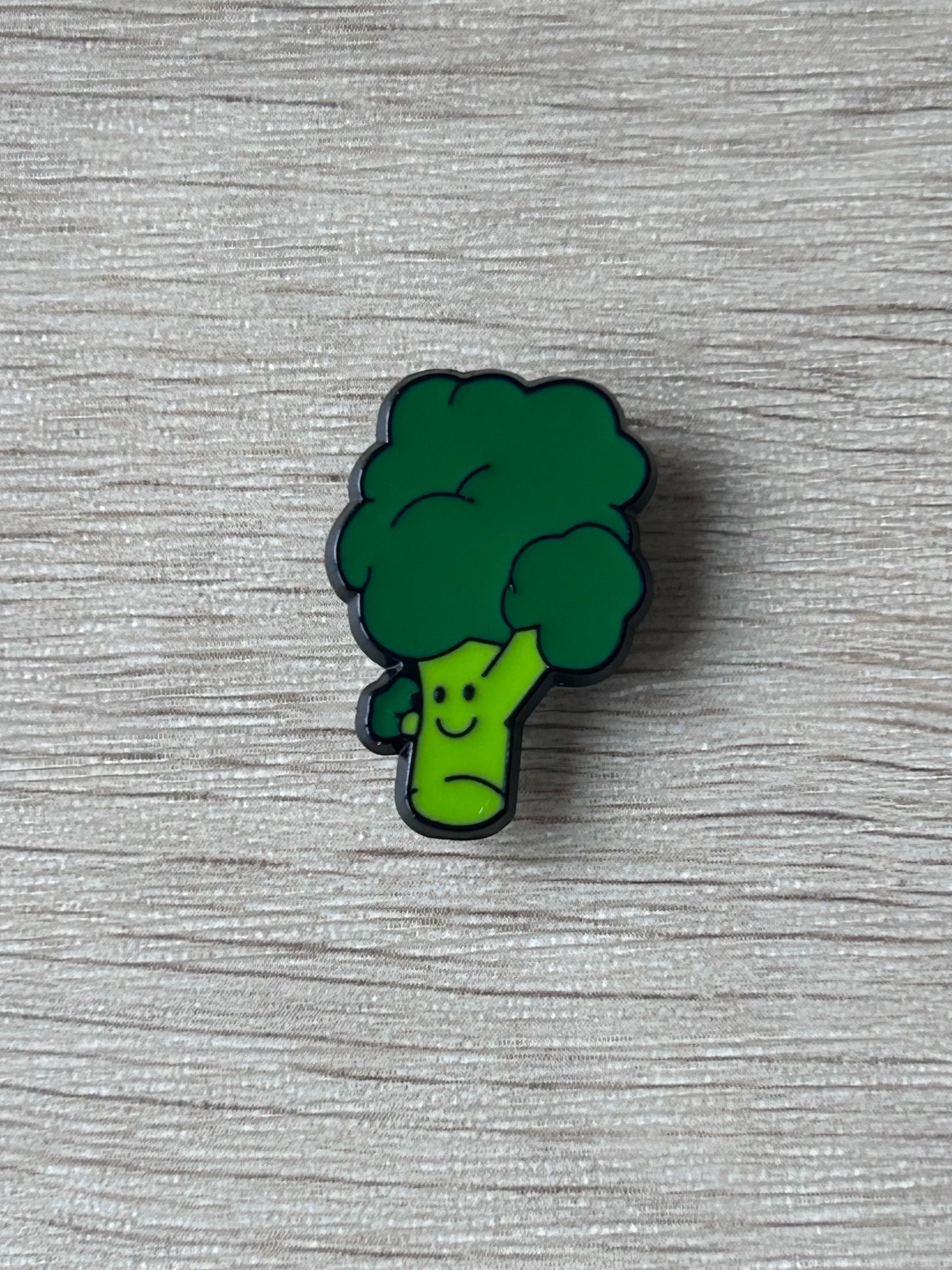 Broche en forme de brocoli vert souriant, visage jaune-vert