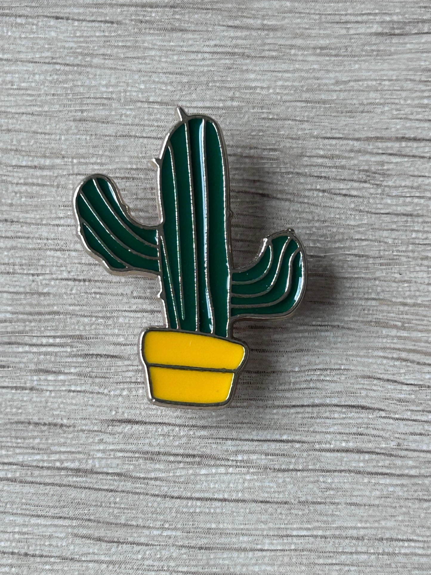 Épingle cactus vert en émail rayé, pot jaune