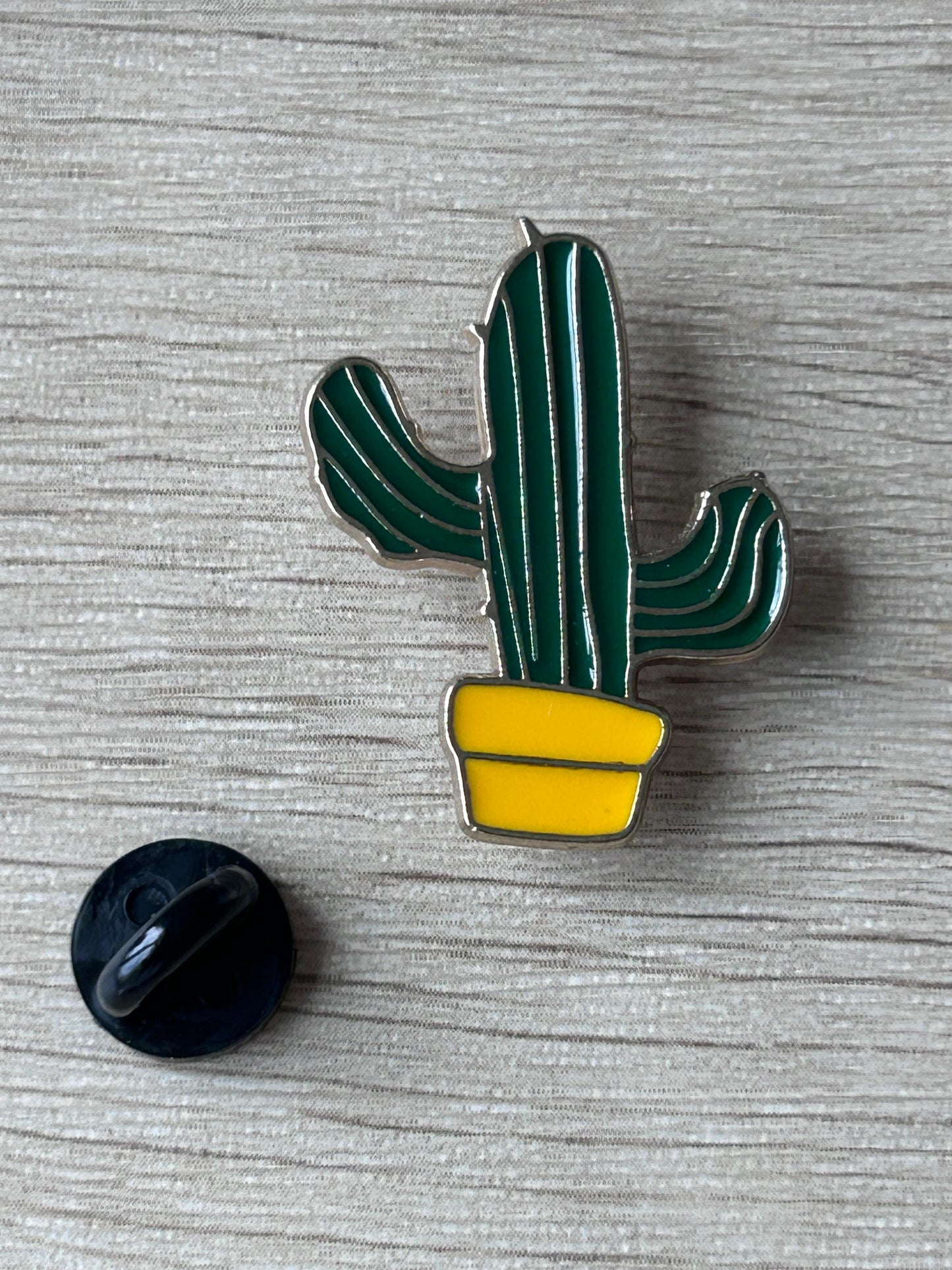 Épingle en émail en forme de cactus vert rayé, pot jaune