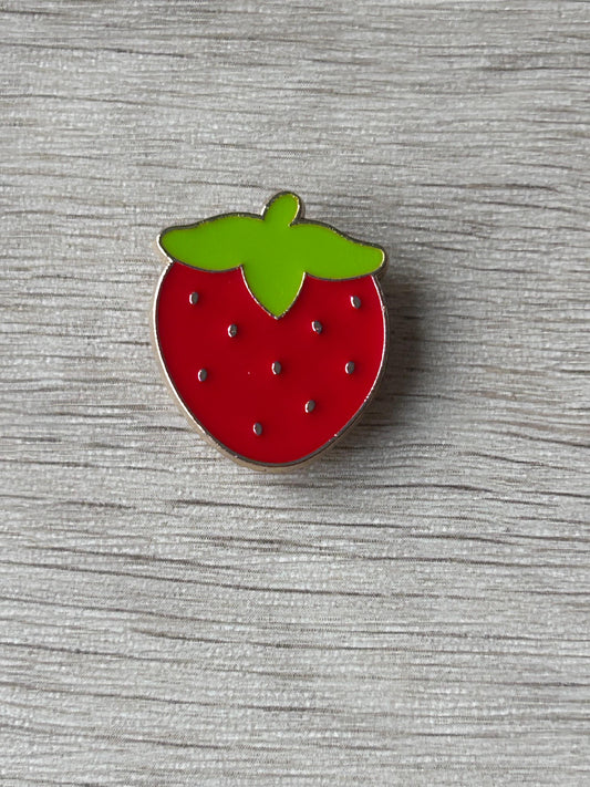 Broche en forme de fraise rouge, feuillage vert et pastilles décoratives