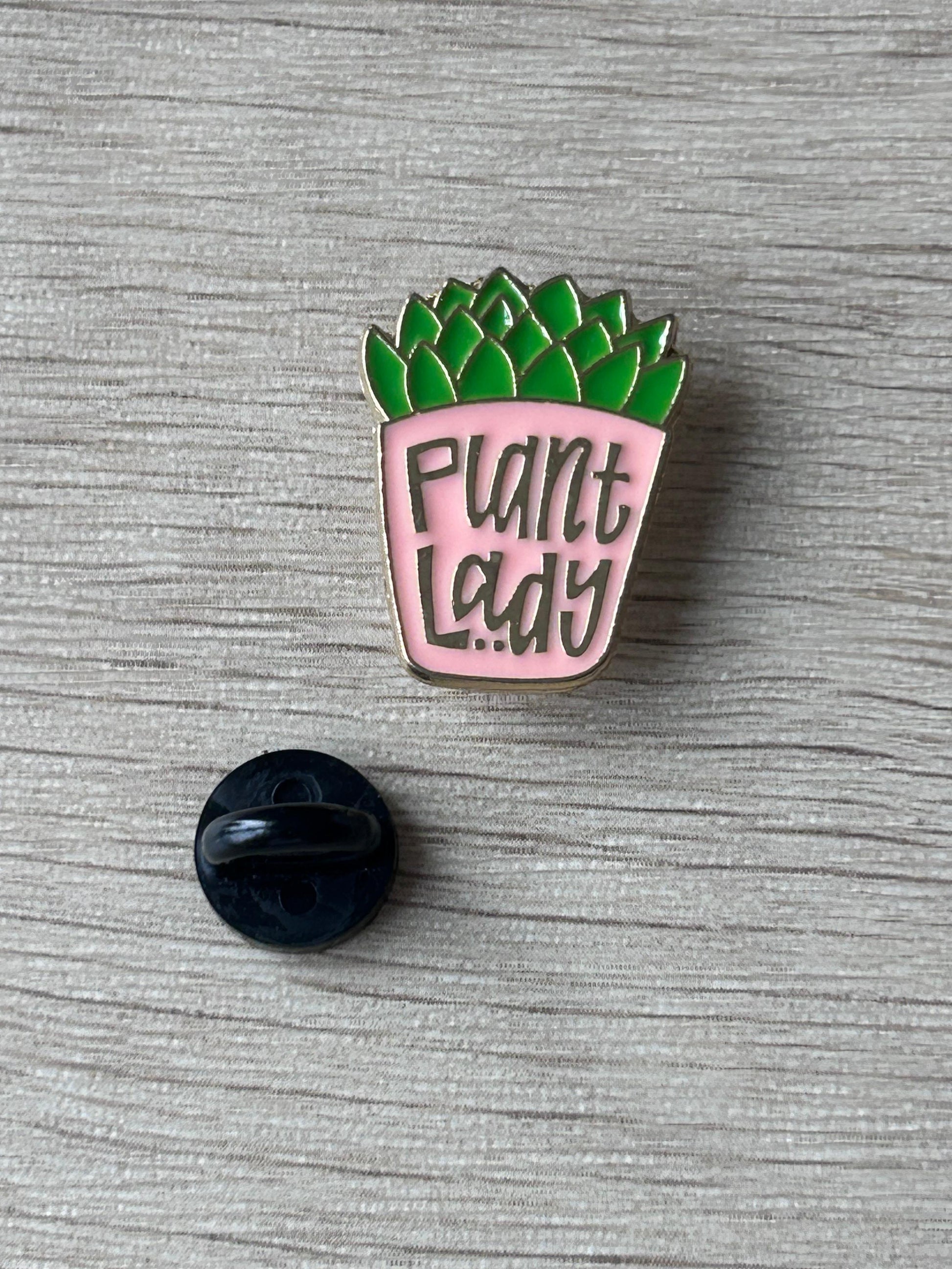 Épingle émaillée « Plant Lady » : pot rose, feuilles vertes et texte « Plant Lady »