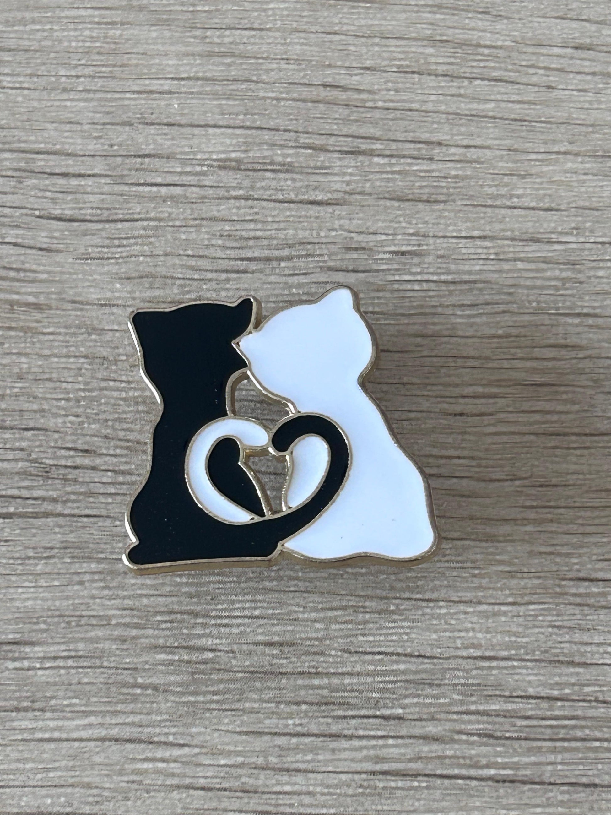 Pin's duo de chats noir et blanc avec cœur en émail