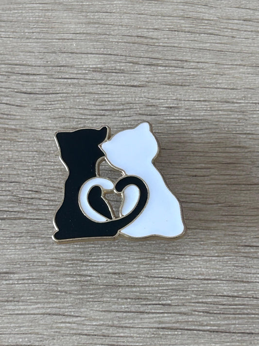 Pin's duo de chats noir et blanc avec cœur en émail