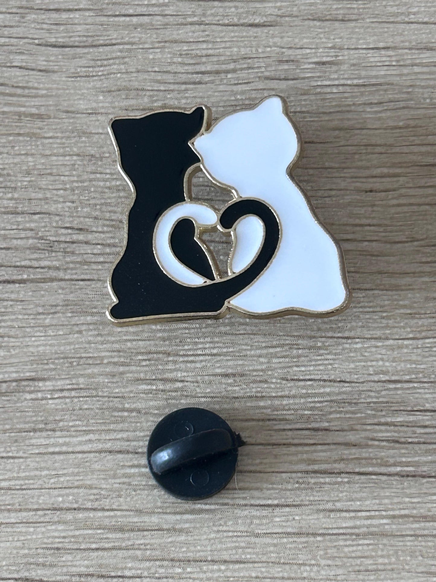 Pin's duo de chats noir et blanc avec cœur en émail, avec attache arrière