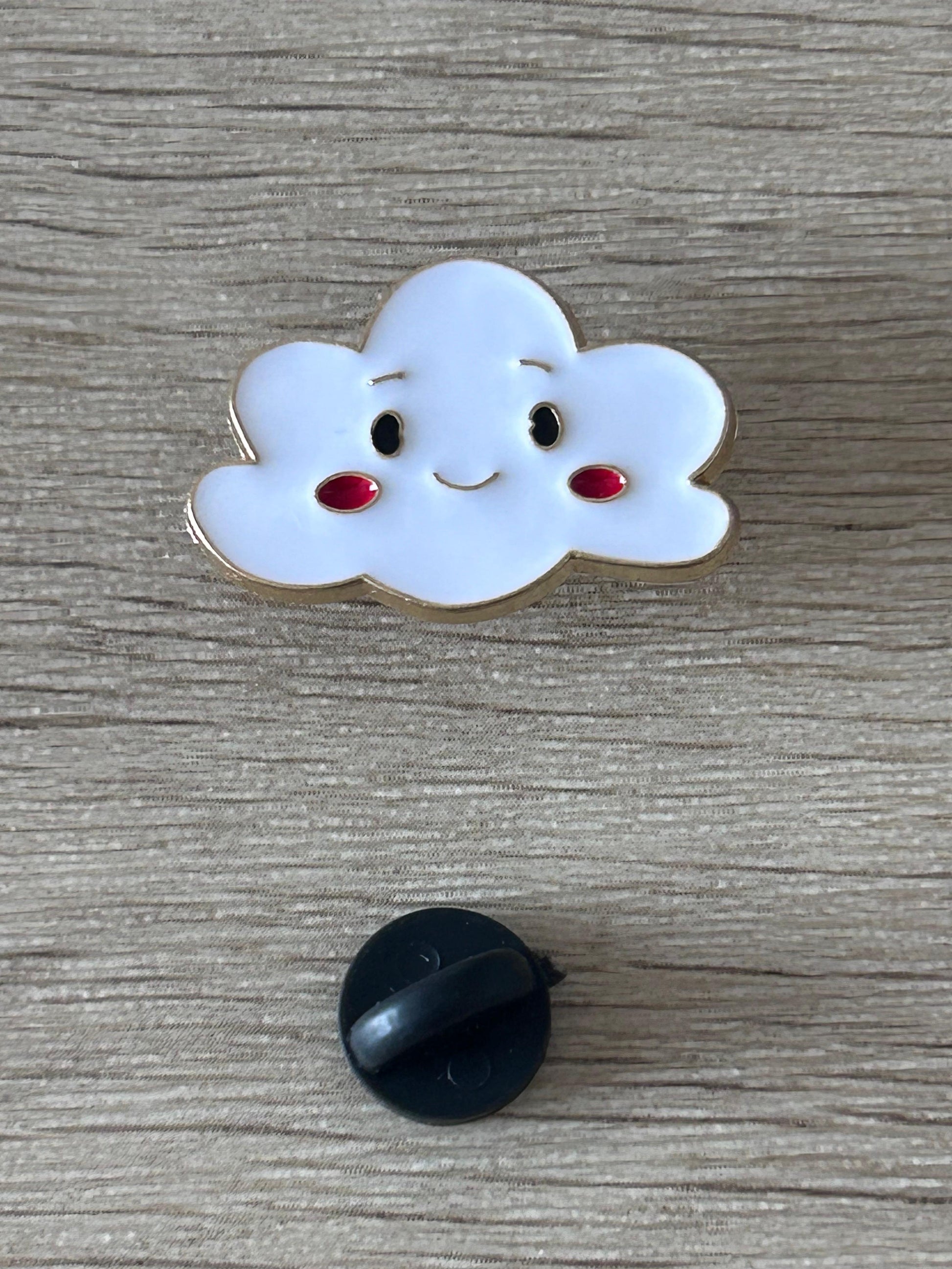 Broche nuage bleu clair souriant avec attache et dos noir rond