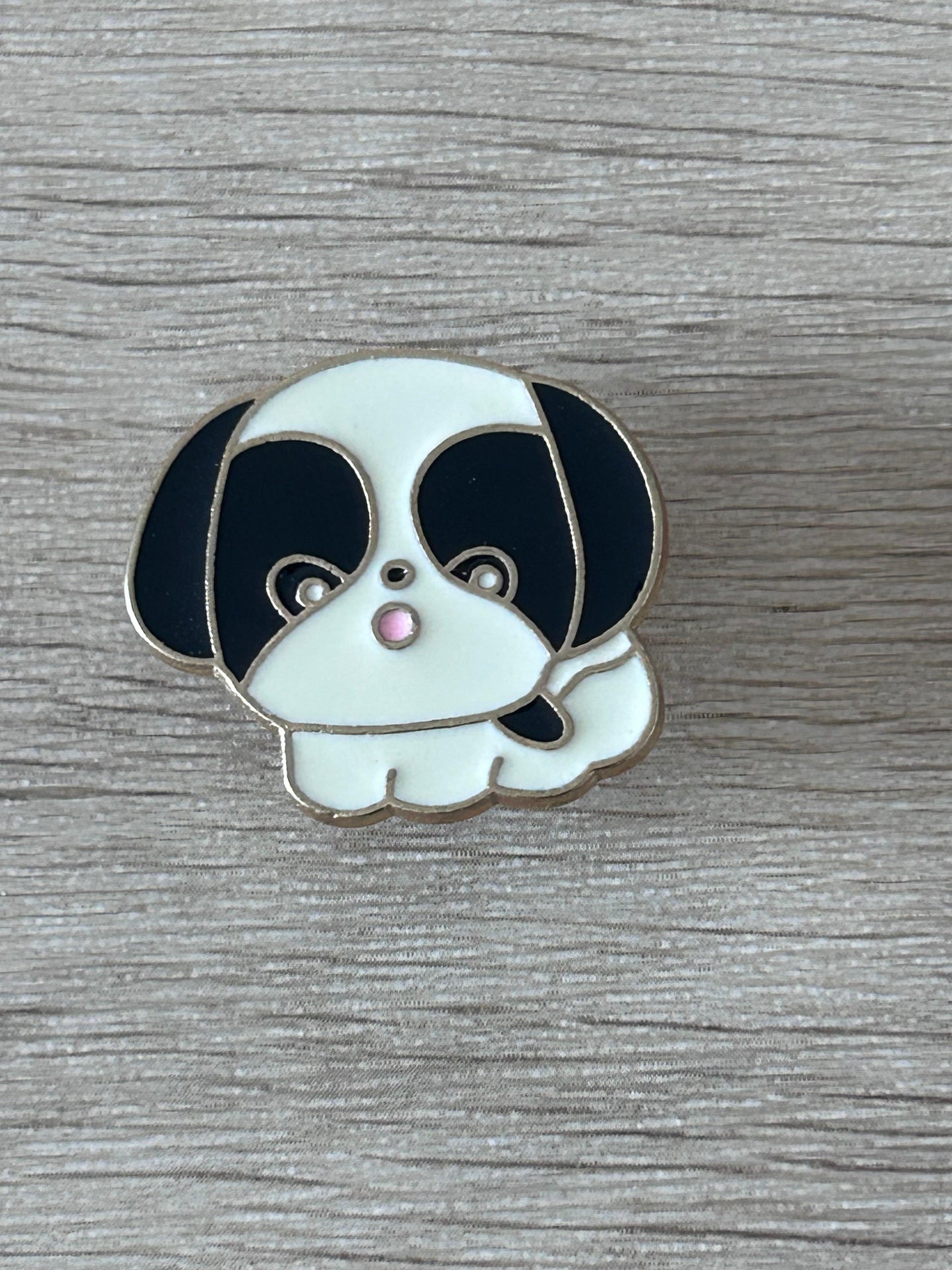 Pin émaillé chiot shih tzu, museau rose, tête blanche, oreilles noires, contour doré.