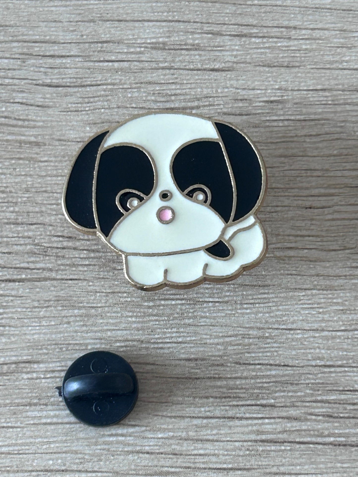 Pin émaillé chiot shih tzu avec attache noire, museau rose, tête blanche, oreilles noires.