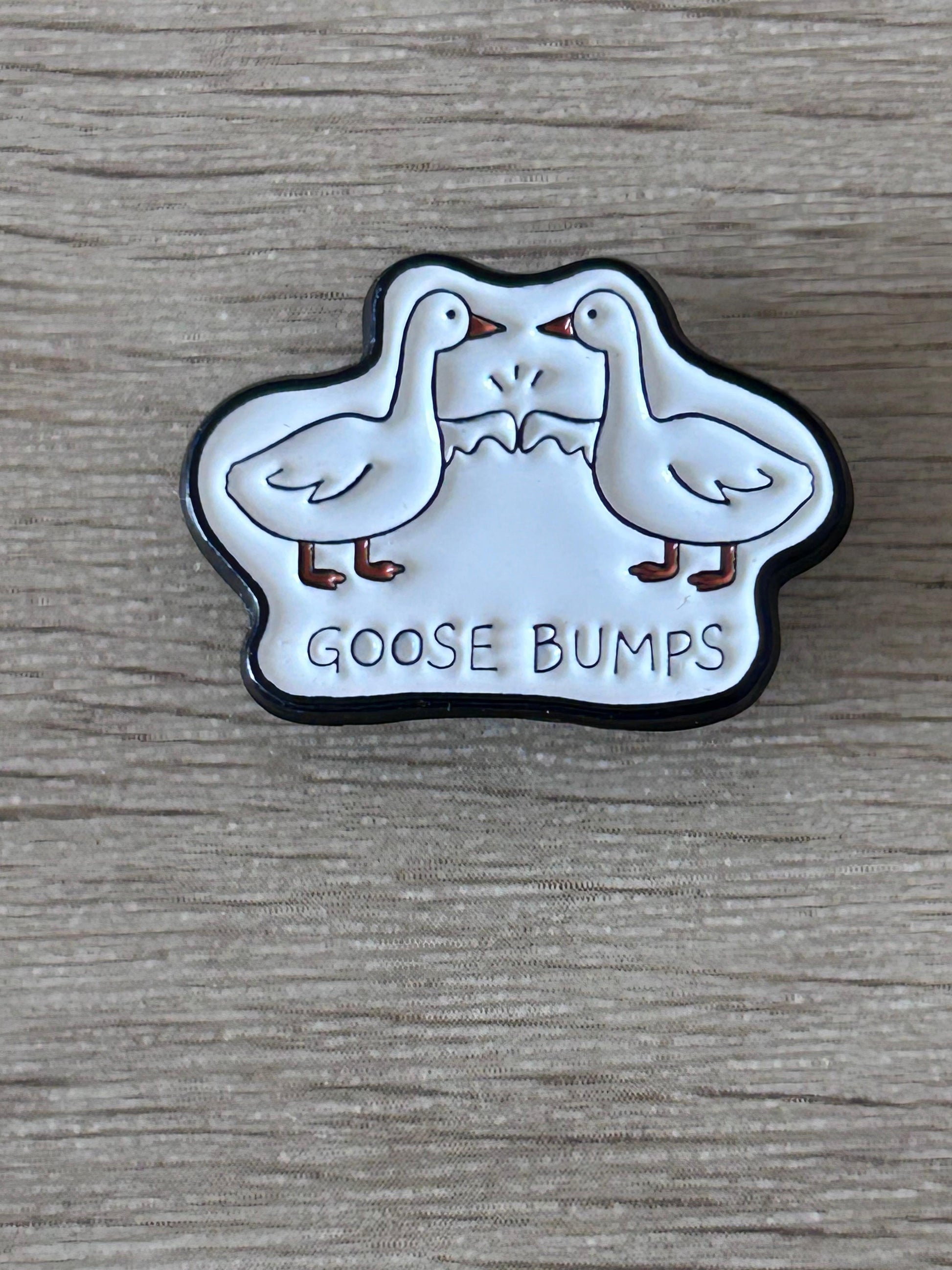 Épinglette nuage avec deux oies bleu clair et texte « Goose Bumps »