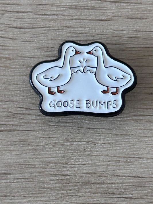 Épinglette nuage avec deux oies bleu clair et texte « Goose Bumps »