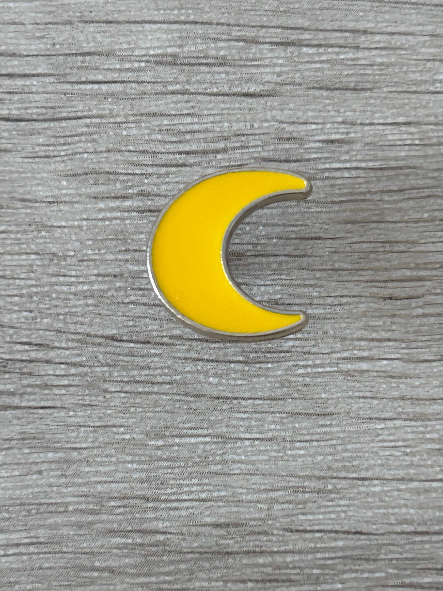 Broche croissant de lune jaune, forme arrondie