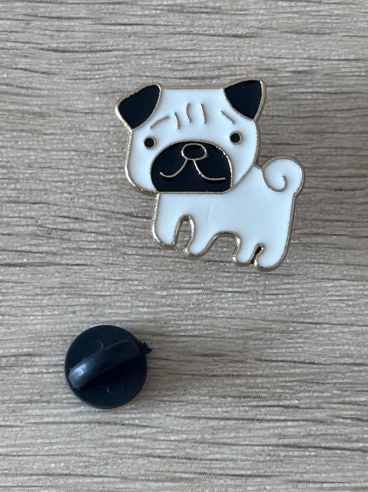 Épingle émail carlin mignon blanc/noir avec dos noir rond, vue arrière.