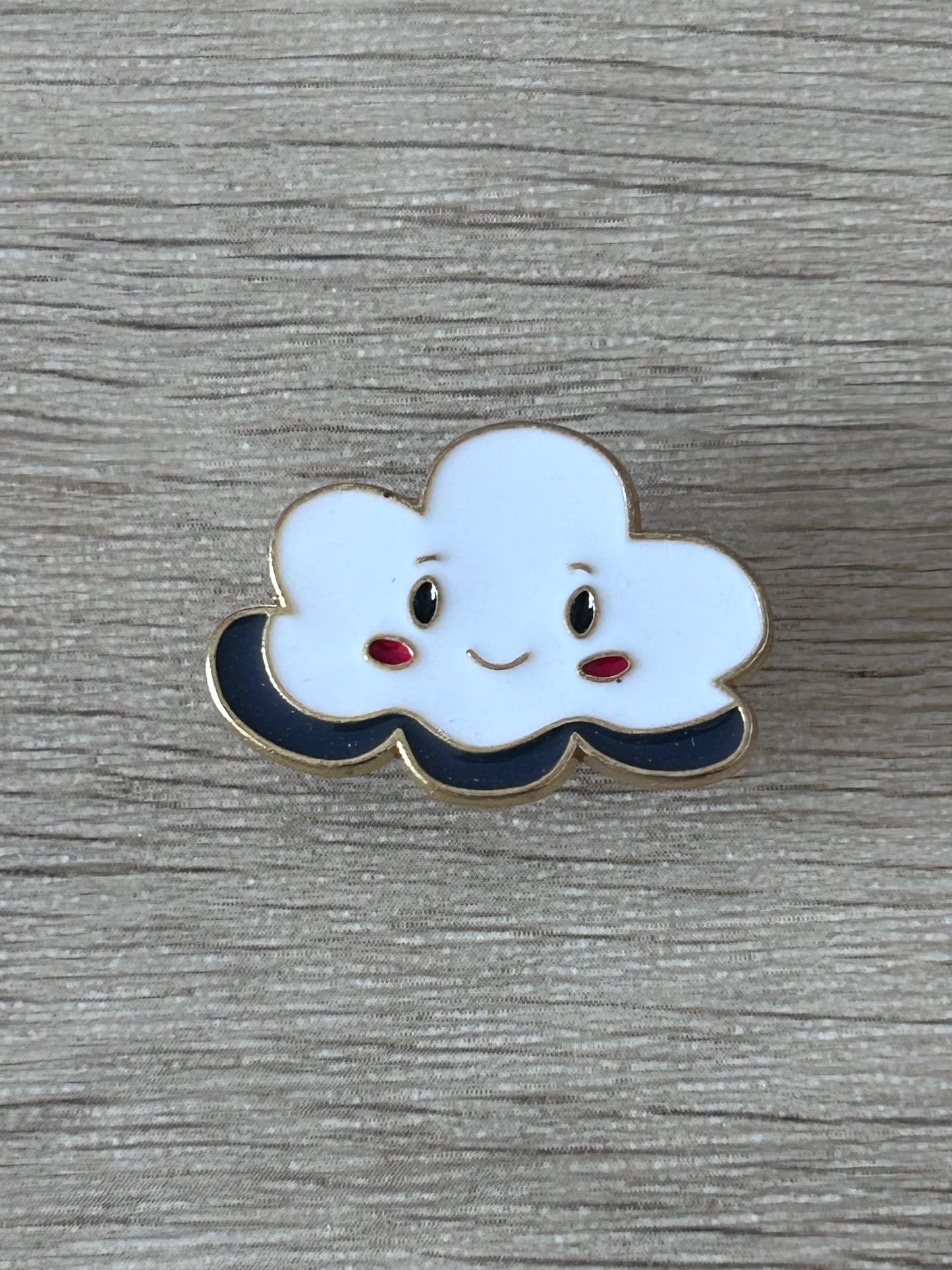 Épinglette nuage souriant bleu ciel avec petites joues rouges et croissant de lune