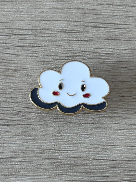 Épinglette nuage souriant bleu ciel avec petites joues rouges et croissant de lune