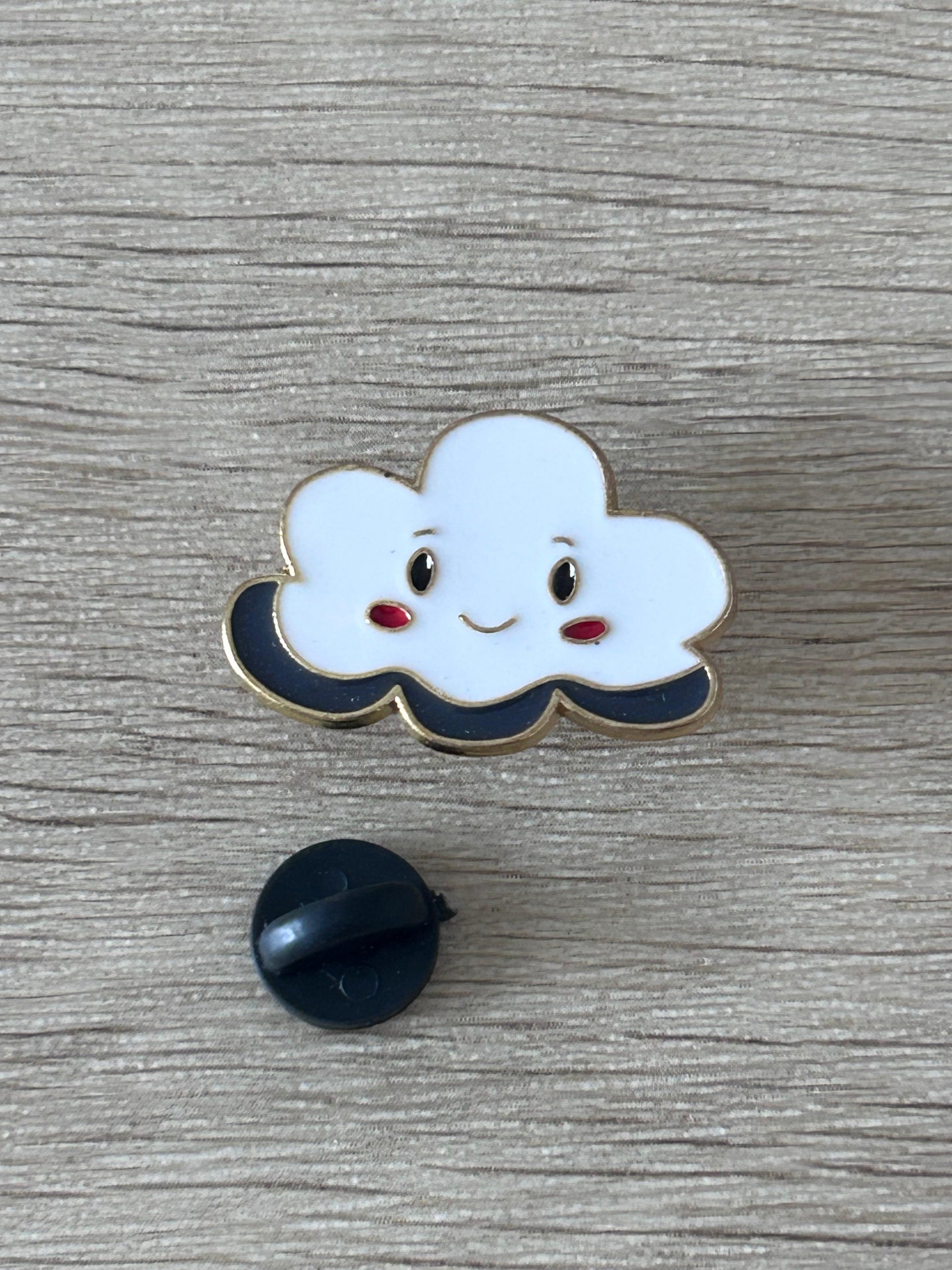 Épinglette nuage souriant bleu ciel et croissant de lune, avec attache noire