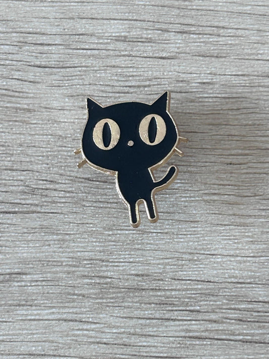 Épingle chat noir au grand regard, yeux ronds «O.O»