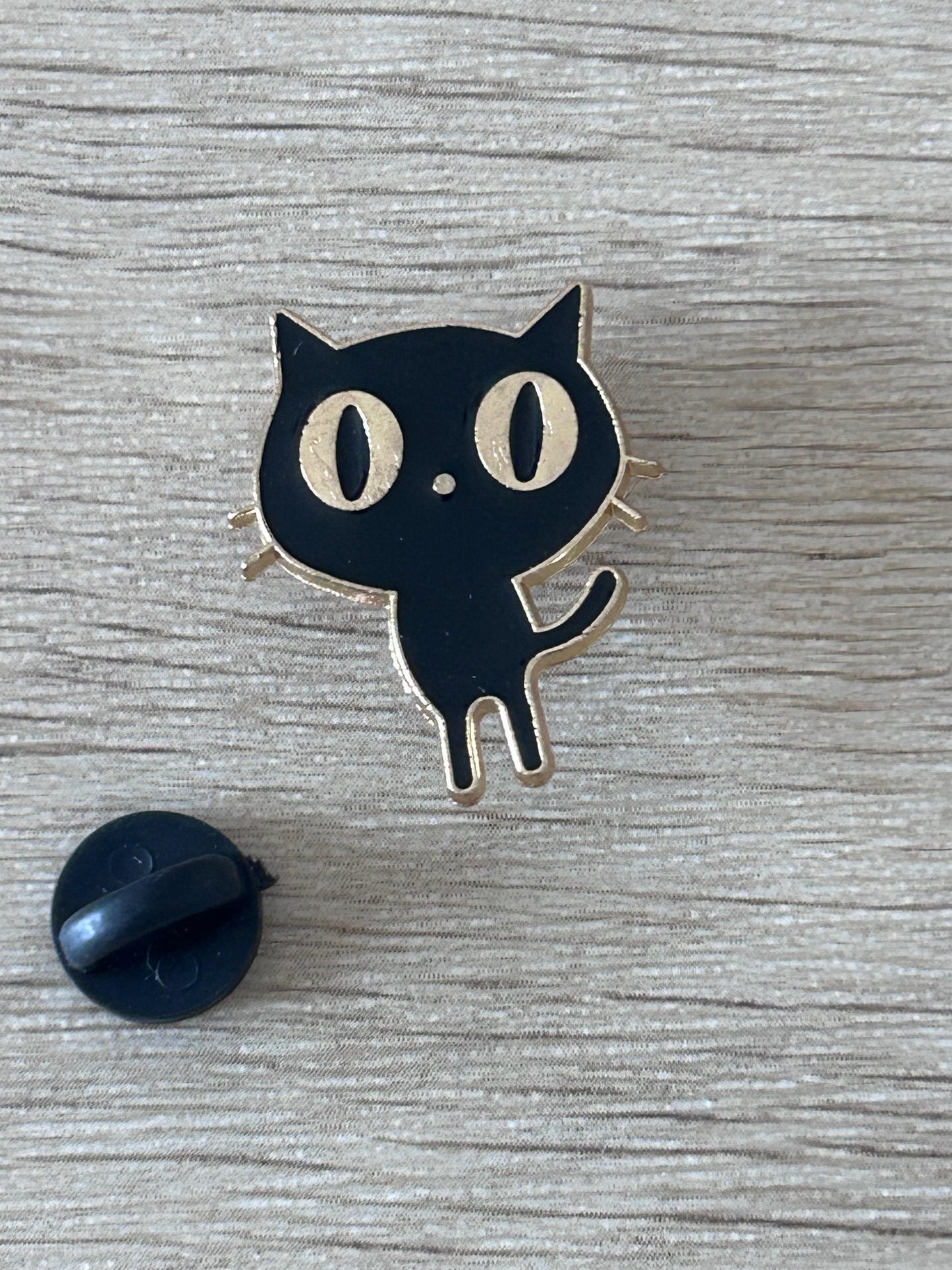Épingle chat noir au grand regard, avec petit poussoir rond noir